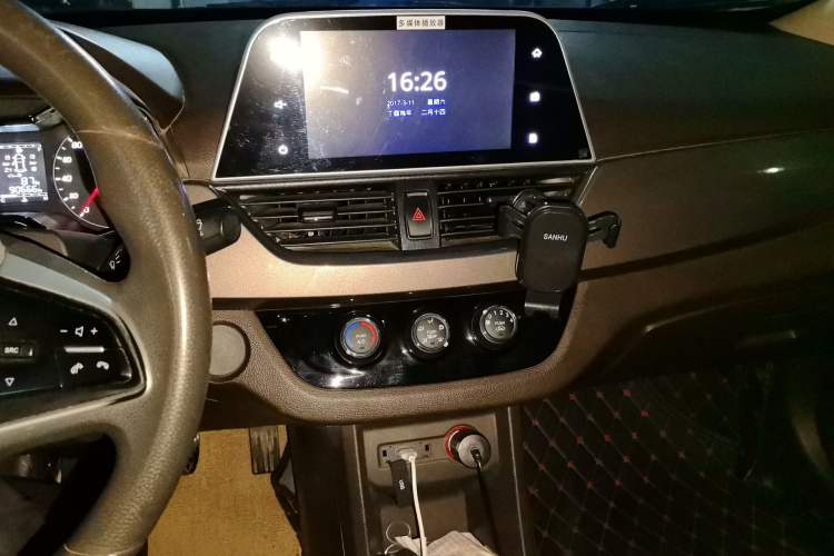 Used Baojun 310W 2017 1.5L Manual Fashion Model China V Audio And AC Panel