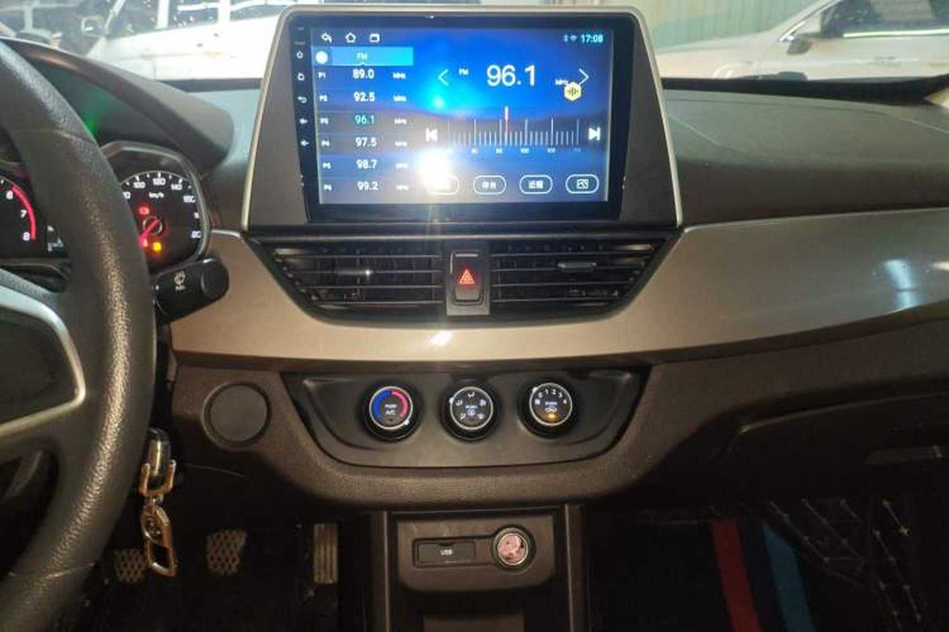 Used Baojun 310W 2017 1.5L Manual Comfort Version China VI Emission Standard Audio And AC Panel