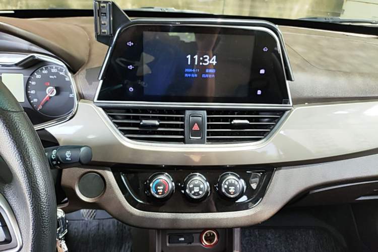 Used Baojun 310W 2017 1.5L Manual Fashion Model China V Audio And AC Panel