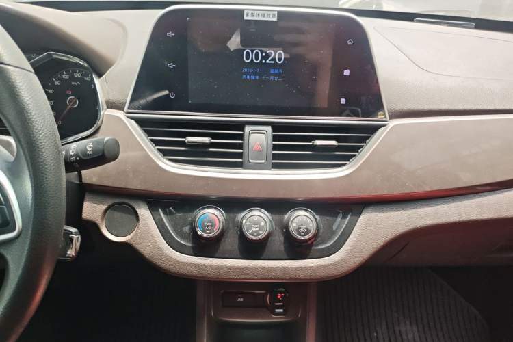 Used Baojun 310W 2017 1.5L Manual Fashion Model China V Audio And AC Panel