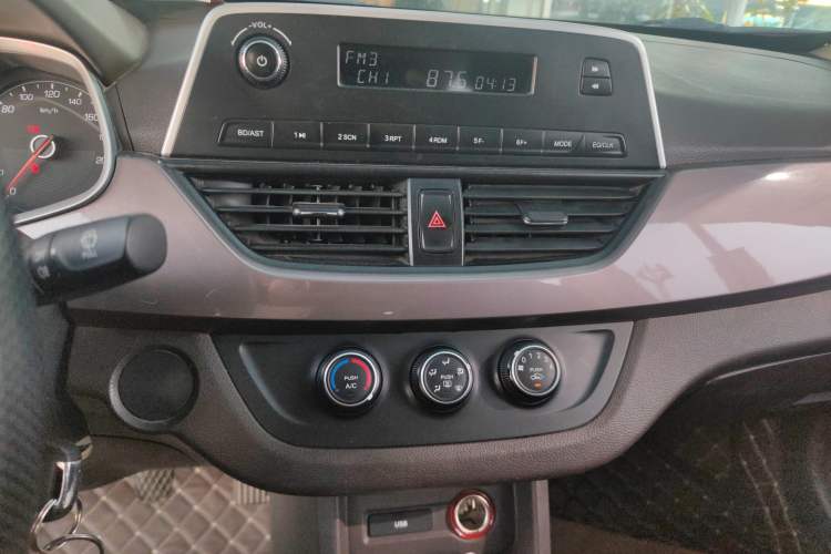 Used Baojun 310W 2017 1.5L Manual Comfort Version China VI Emission Standard Audio And AC Panel