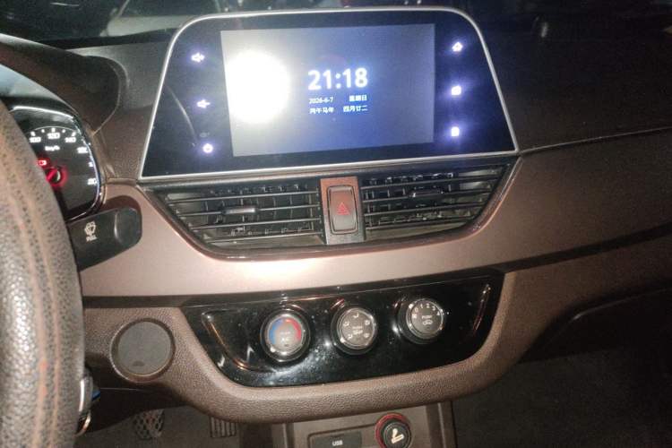 Used Baojun 310W 2017 1.5L Manual Fashion Model China V Audio And AC Panel