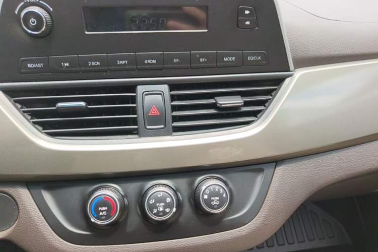 Used Baojun 310W 2017 1.5L Manual Comfort Version China VI Emission Standard Audio And AC Panel