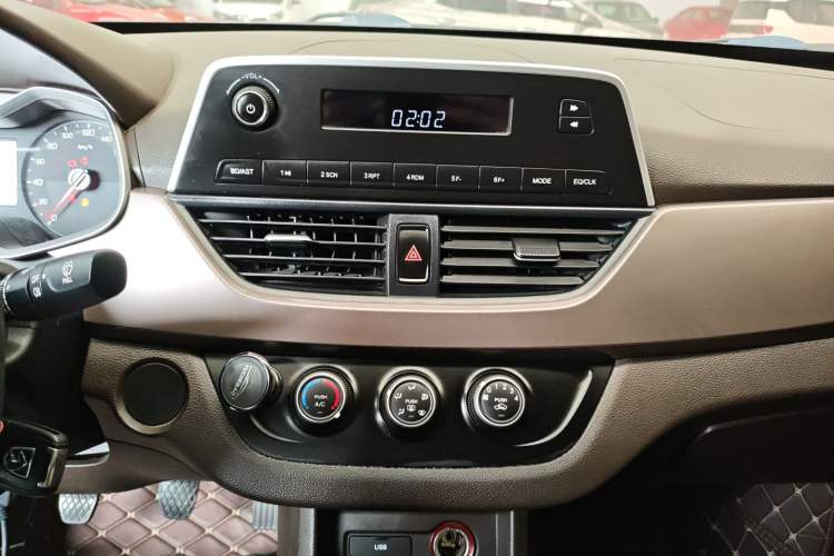Used Baojun 310W 2017 1.5L Manual Comfort Version China V Audio And AC Panel