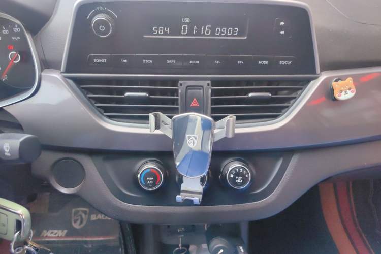 Used Baojun 310W 2017 1.5L Manual Comfort Version China V Audio And AC Panel