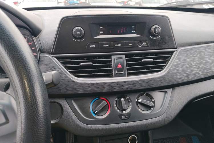 Used Baojun 310W 2017 1.2L Manual Value Edition China V Audio And AC Panel