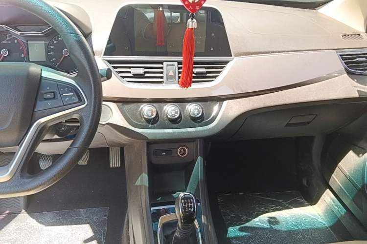 Used Baojun 310W 2017 1.5L Manual Fashion Model China V Audio And AC Panel