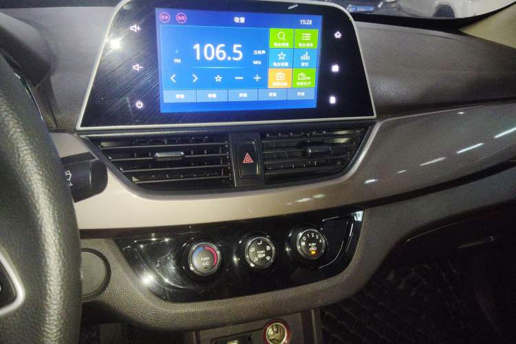 Used Baojun 310W 2017 1.5L Manual Fashion Edition China VI Audio And AC Panel