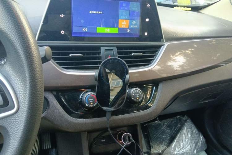 Used Baojun 310W 2017 1.5L Manual Fashion Model China V Audio And AC Panel