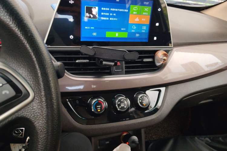 Used Baojun 310W 2017 1.5L Manual Fashion Model China V Audio And AC Panel