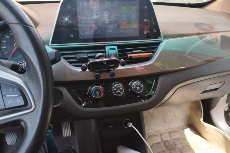 Used Baojun 310W 2017 1.5L Manual Fashion Model China V Audio And AC Panel