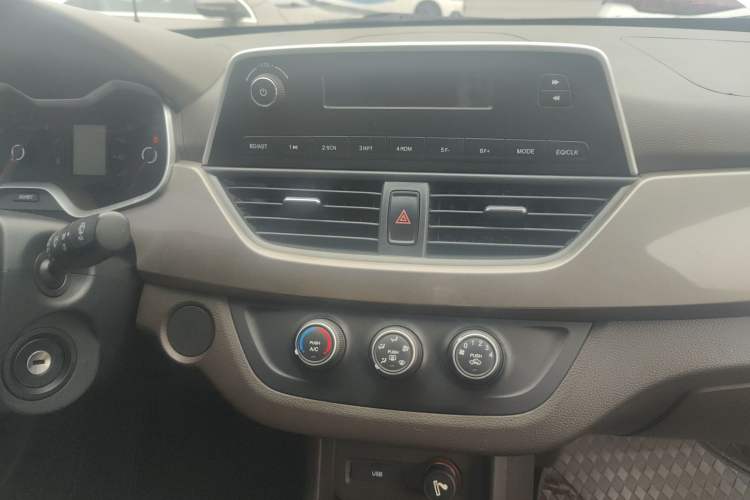 Used Baojun 310W 2017 1.5L Manual Comfort Version China V Audio And AC Panel