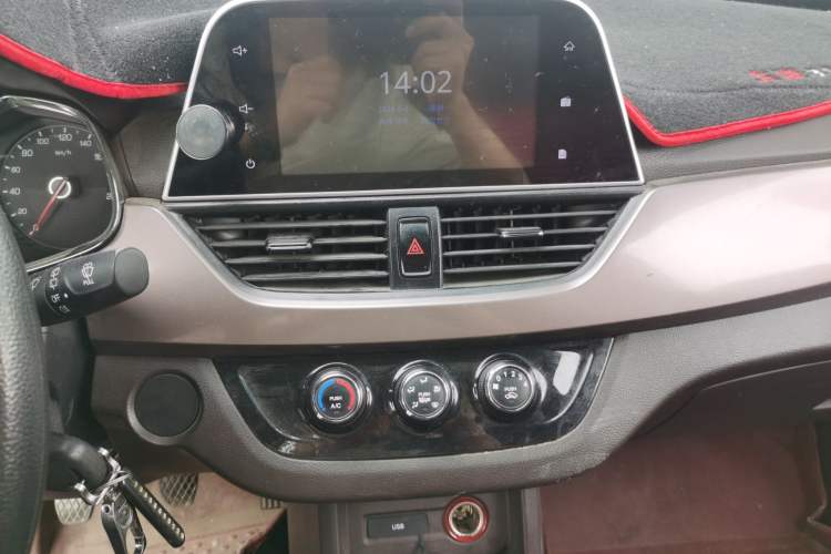 Used Baojun 310W 2017 1.5L Manual Fashion Model China V Audio And AC Panel