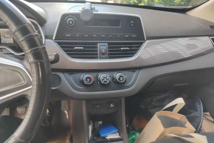 Used Baojun 310W 2017 1.5L Manual Comfort Version China V Audio And AC Panel