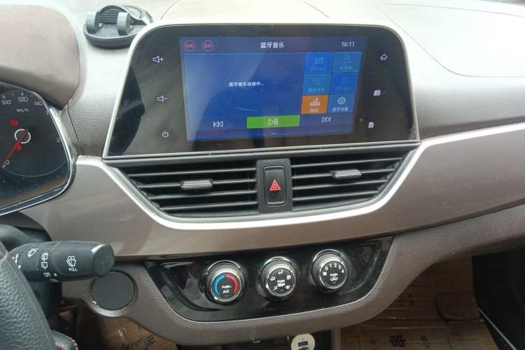 Used Baojun 310W 2017 1.5L Manual Fashion Model China V Audio And AC Panel