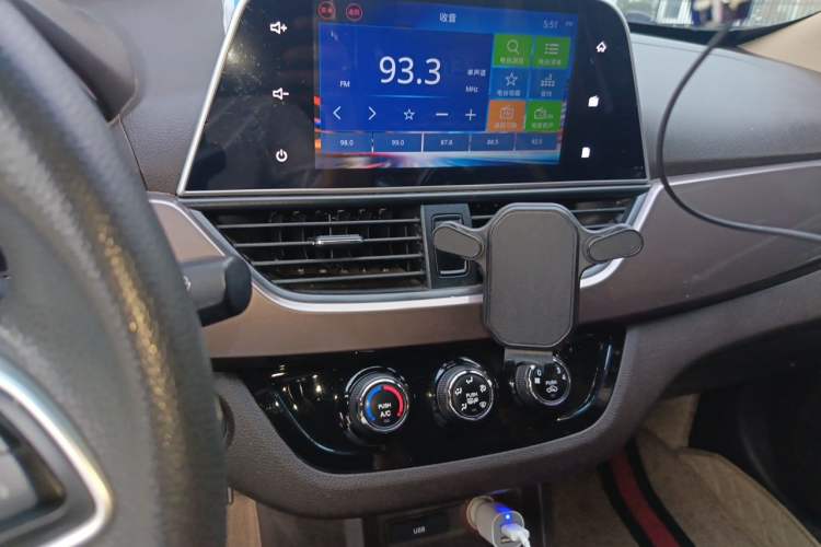 Used Baojun 310W 2017 1.5L Manual Fashion Model China V Audio And AC Panel