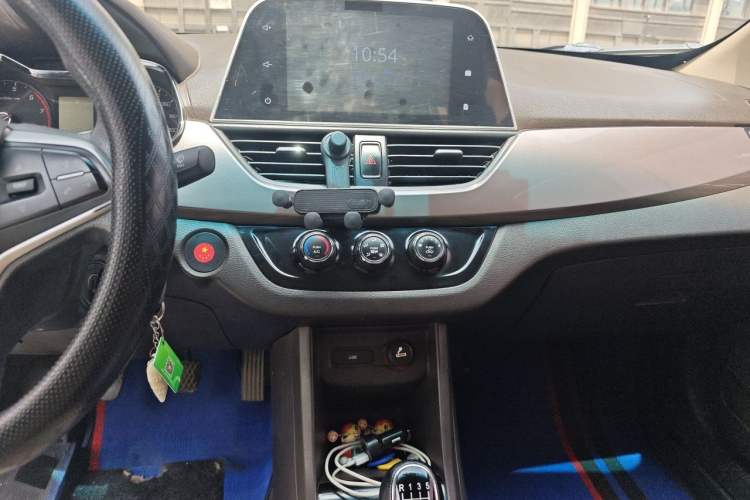 Used Baojun 310W 2017 1.5L Manual Fashion Model China V Audio And AC Panel