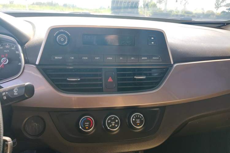 Used Baojun 310W 2017 1.5L Manual Comfort Version China V Audio And AC Panel