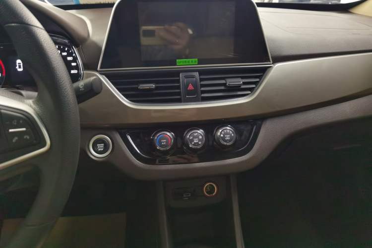 Used Baojun 310W 2017 1.5L Manual Luxury Edition China V Audio And AC Panel