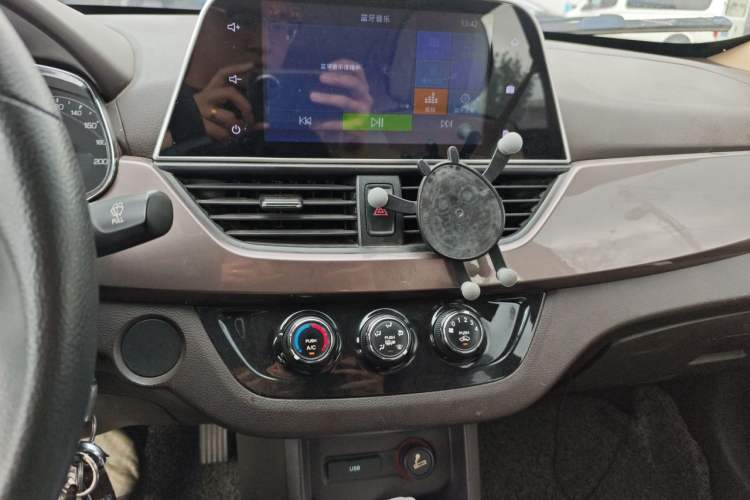Used Baojun 310W 2017 1.5L Manual Fashion Model China V Audio And AC Panel