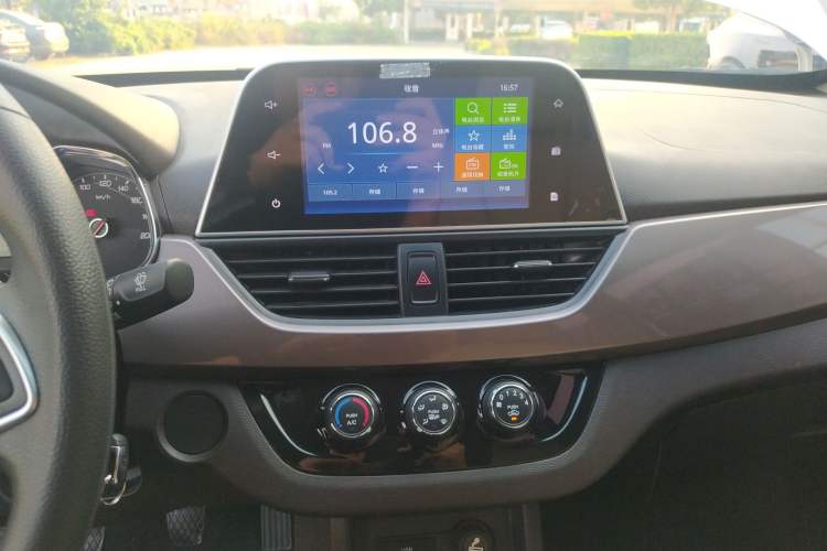 Used Baojun 310W 2017 1.5L Manual Fashion Edition China VI Audio And AC Panel