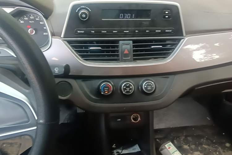 Used Baojun 310W 2017 1.5L Manual Comfort Version China V Audio And AC Panel