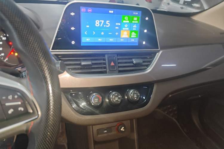 Used Baojun 310W 2017 1.5L Manual Fashion Model China V Audio And AC Panel