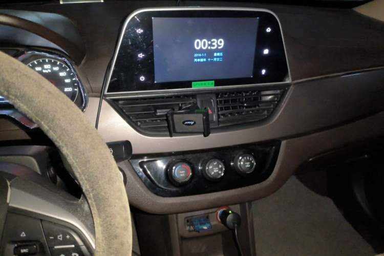 Used Baojun 310W 2017 1.5L Manual Luxury Edition China V Audio And AC Panel