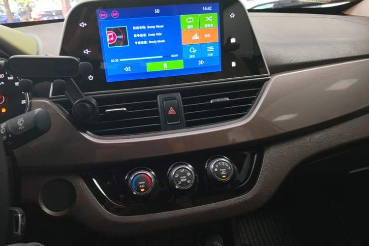 Used Baojun 310W 2017 1.5L Manual Fashion Model China V Audio And AC Panel