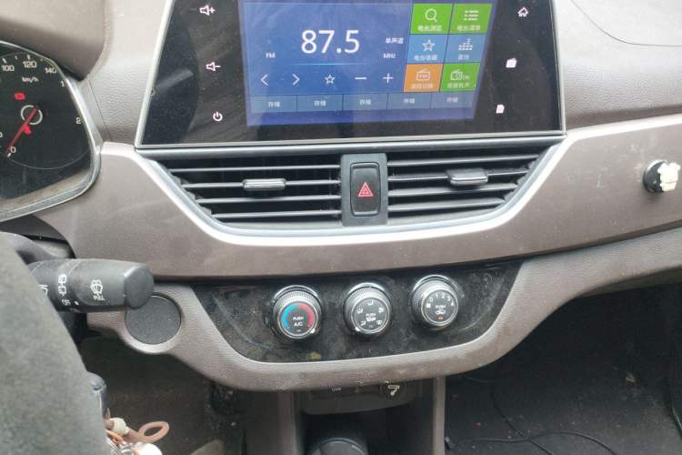 Used Baojun 310W 2017 1.5L Manual Fashion Model China V Audio And AC Panel
