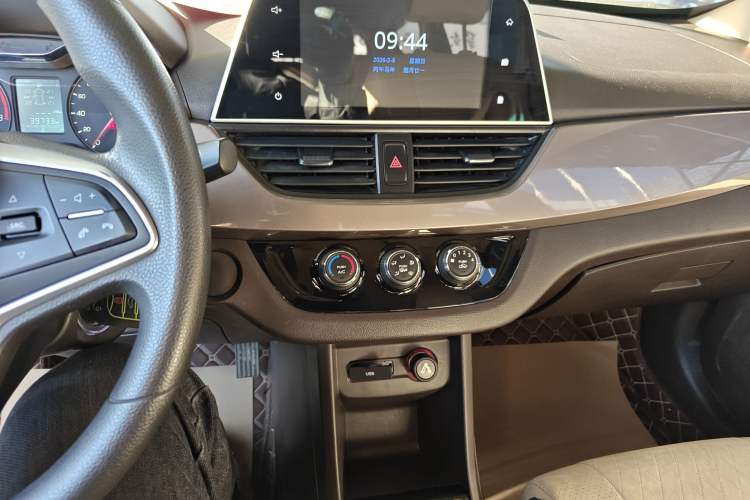 Used Baojun 310W 2017 1.5L Manual Fashion Model China V Audio And AC Panel