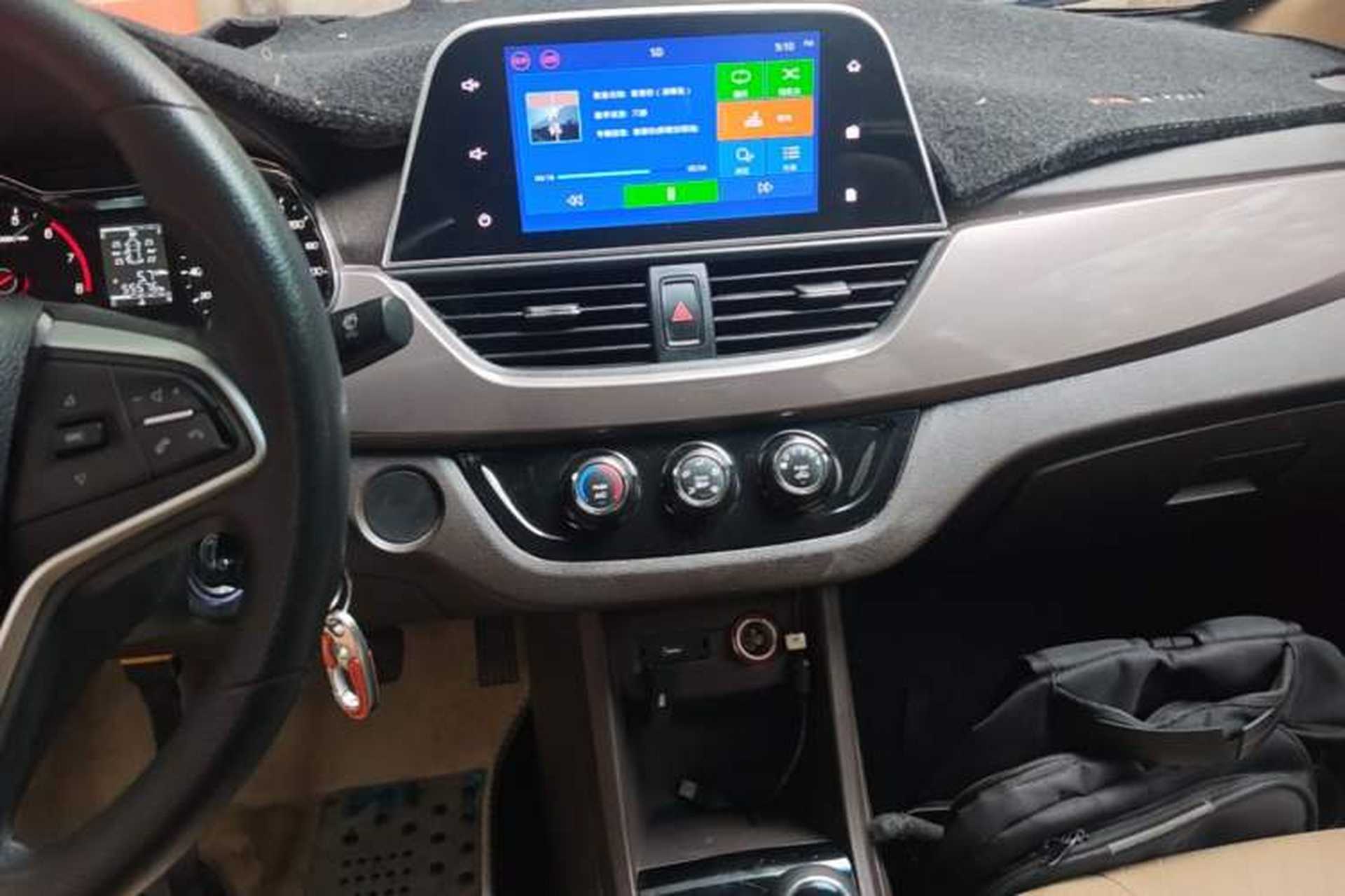 Used Baojun 310W 2017 1.5L Manual Fashion Model China V Audio And AC Panel