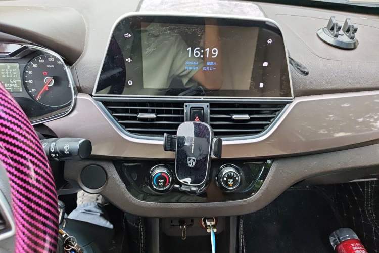 Used Baojun 310W 2017 1.5L Manual Fashion Model China V Audio And AC Panel