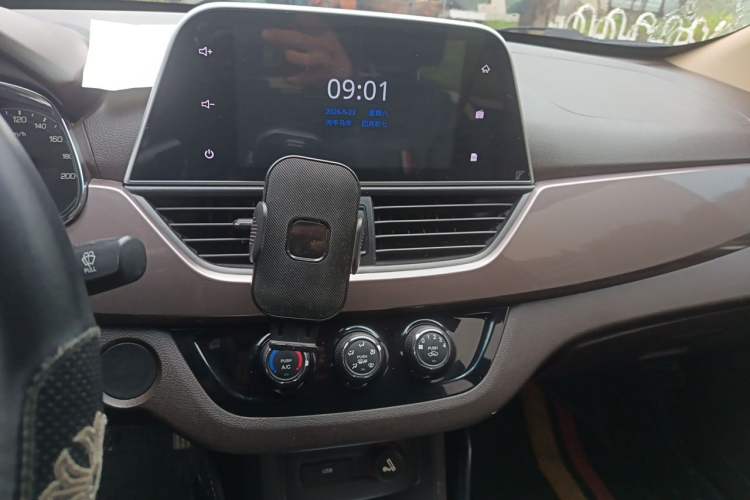 Used Baojun 310W 2017 1.5L Manual Fashion Model China V Audio And AC Panel