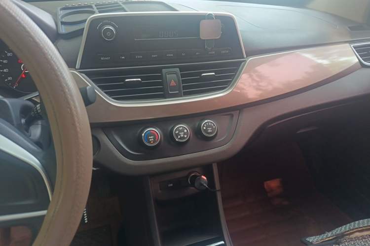 Used Baojun 310W 2017 1.5L Manual Comfort Version China VI Emission Standard Audio And AC Panel