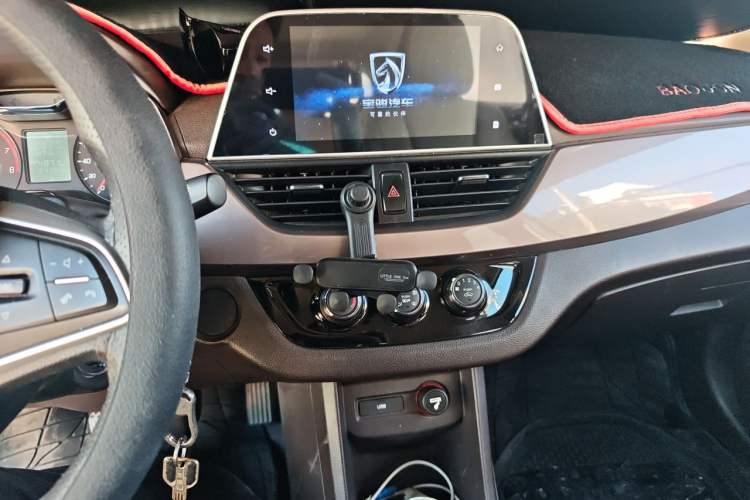Used Baojun 310W 2017 1.5L Manual Fashion Model China V Audio And AC Panel