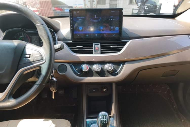 Used Baojun 310W 2017 1.5L Manual Fashion Model China V Audio And AC Panel