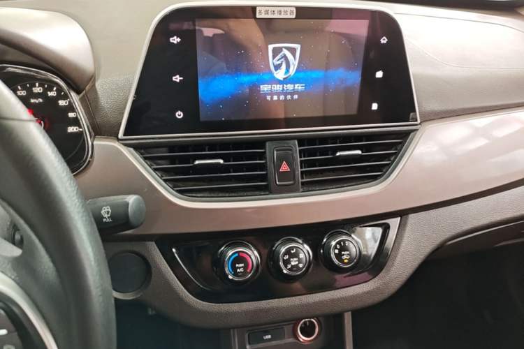 Used Baojun 310W 2017 1.5L Manual Fashion Model China V Audio And AC Panel