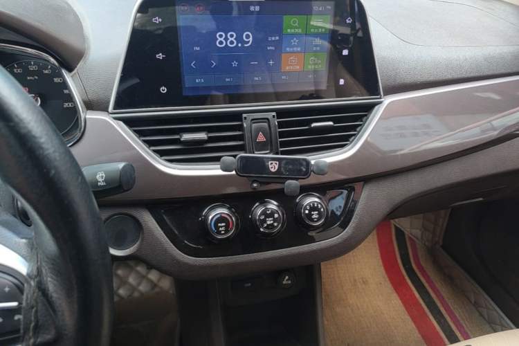 Used Baojun 310W 2017 1.5L Manual Fashion Model China V Audio And AC Panel