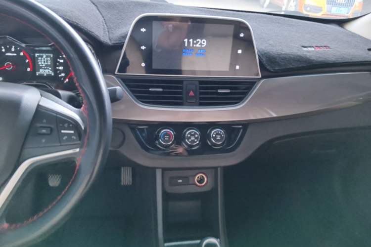 Used Baojun 310W 2017 1.5L Manual Fashion Model China V Audio And AC Panel