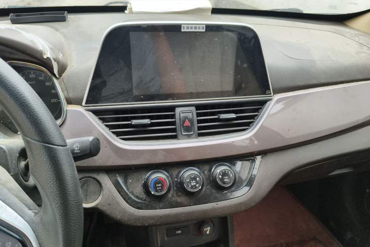 Used Baojun 310W 2017 1.5L Manual Fashion Model China V Audio And AC Panel