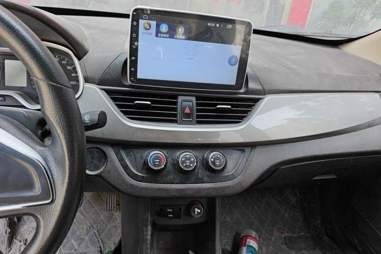 Used Baojun 310W 2017 1.5L Manual Comfort Version China VI Emission Standard Audio And AC Panel