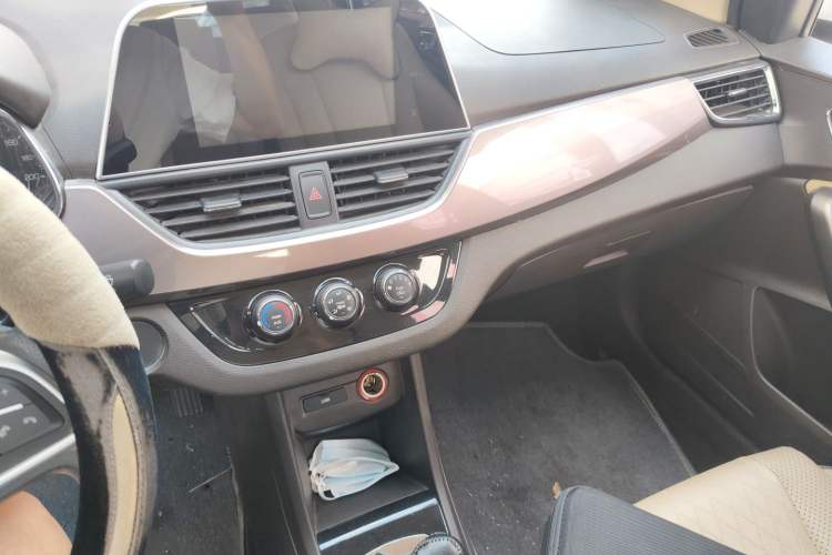 Used Baojun 310W 2017 1.5L Manual Fashion Model China V Audio And AC Panel