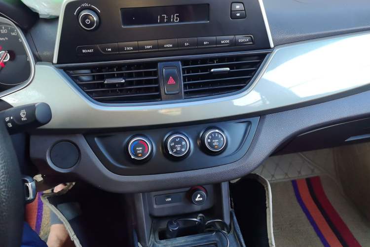 Used Baojun 310W 2017 1.5L Manual Comfort Version China VI Emission Standard Audio And AC Panel