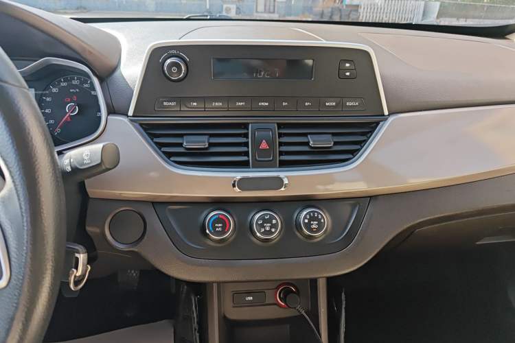 Used Baojun 310W 2017 1.5L Manual Comfort Version China V Audio And AC Panel