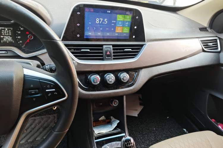 Used Baojun 310W 2017 1.5L Manual Fashion Model China V Audio And AC Panel