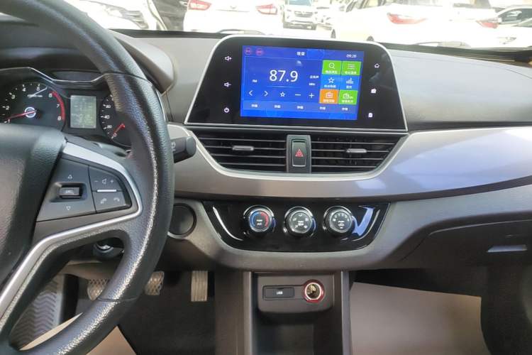 Used Baojun 310W 2017 1.5L Manual Fashion Edition China VI Audio And AC Panel