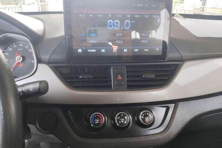 Used Baojun 310W 2017 1.5L Manual Comfort Version China VI Emission Standard Audio And AC Panel