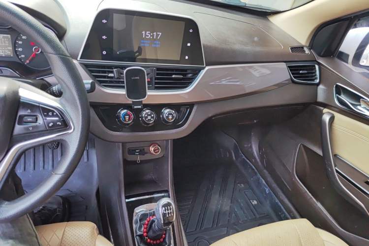 Used Baojun 310W 2017 1.5L Manual Fashion Model China V Audio And AC Panel
