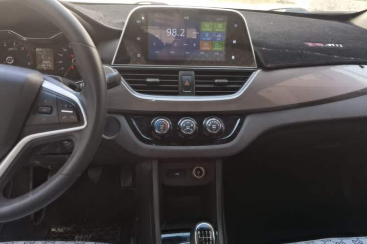 Used Baojun 310W 2017 1.5L Manual Fashion Model China V Audio And AC Panel